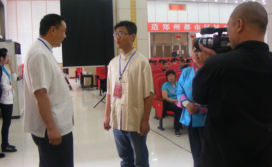 1790135747931256.jpg 001二七区是传统文化近代赓续敦厚的出发地,志愿者现场向戴指挥长汇报工作_调整大小.JPG