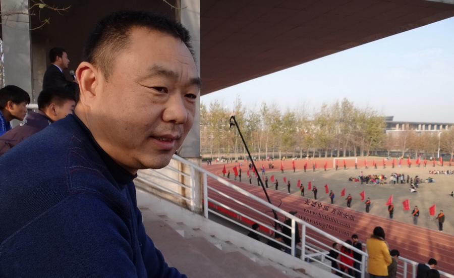 1790135782652791.jpg 003戴老师看台部署指挥男孩女孩的宣传彩排_调整大小.jpg